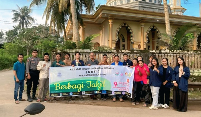 TUNJUKKAN SIKAP TOLERANSI BERAGAMA, KELUARGA BUDHIS THERAVADA INDONESIA KABUPATEN LOMBOK BARAT BAGI-BAGI TAKJIL DI DESA MAREJE TIMUR